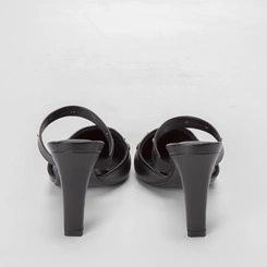 Mule Gabriela Salto Fino Rebites Preto