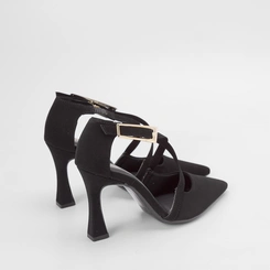 Scarpin Bebecê Fivela Estilizada Nobuck Preto
