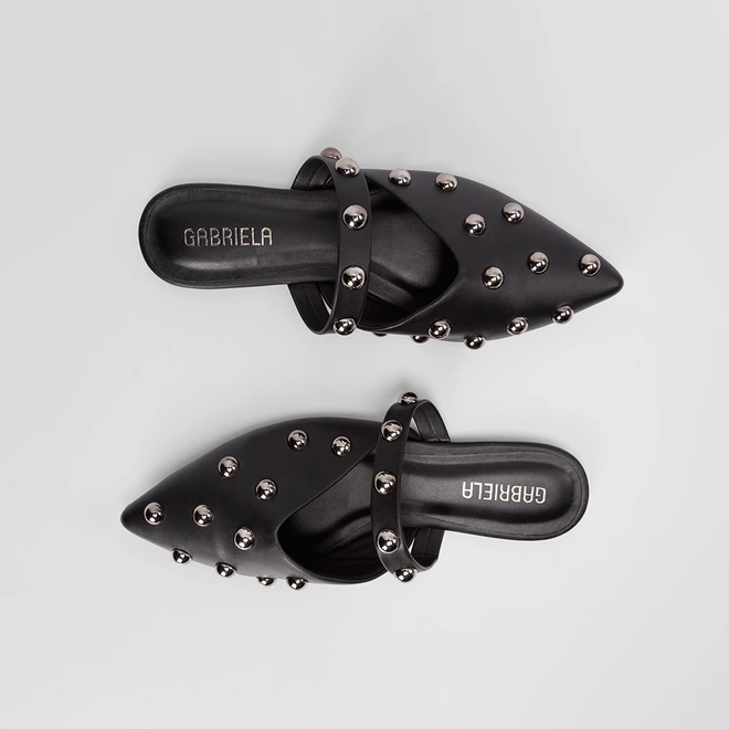 Mule Gabriela Decote Tira & Rebite Preto