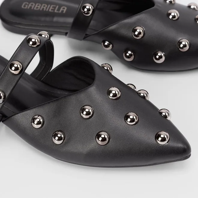 Mule Gabriela Decote Tira & Rebite Preto