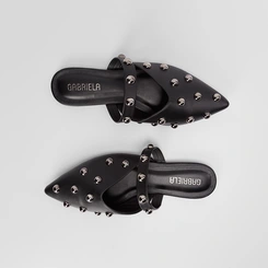 Mule Gabriela Decote Tira & Rebite Preto
