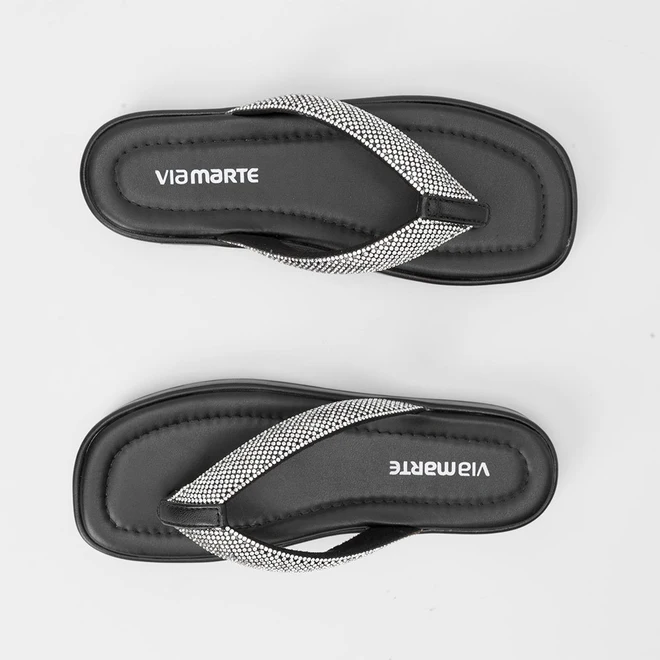 Tamanco Via Marte Flat Tira de Dedo Strass Preto