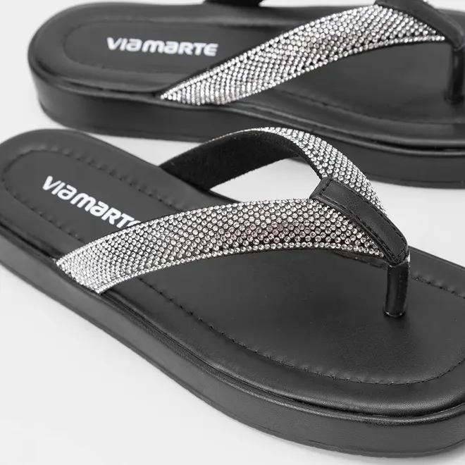 Tamanco Via Marte Flat Tira de Dedo Strass Preto