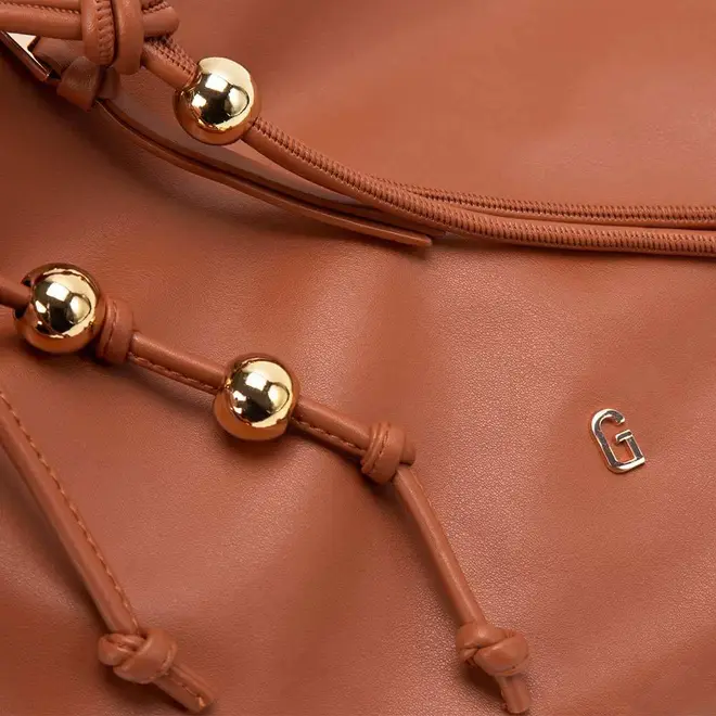 Bolsa Soft Gabriela Detalhes Esferas Caramelo