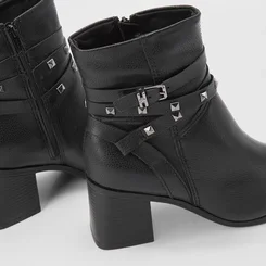 Ankle Boot Bottero Couro Salto Médio Fivela & Tachas Preto