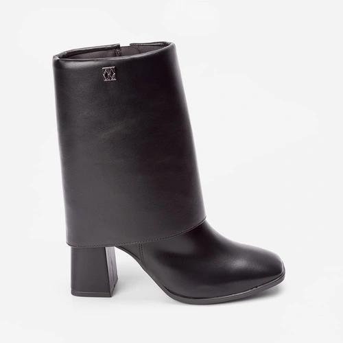 Bota Gabriela Detalhe Capa Bico Quadrado Preto