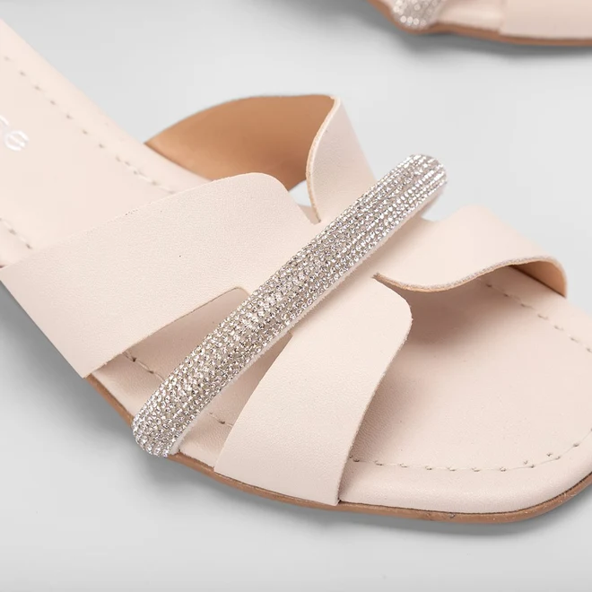 Tamanco Feminino Penélope Recorte Vazado & Strass Off White