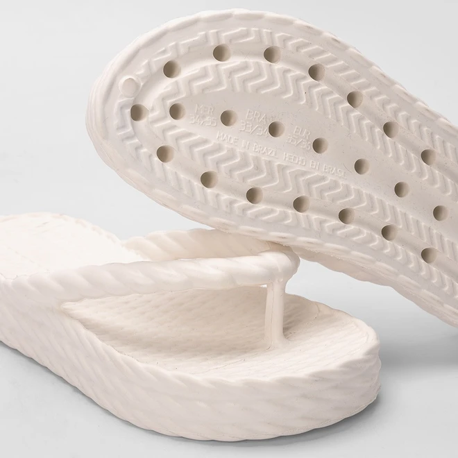 Chinelo Gabriela Flatform Textura Tressê Branco