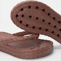 Chinelo Gabriela Flatform Textura Tressê Marrom