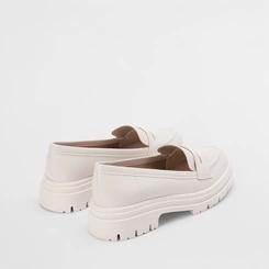 Mocassim Loafer Moleca Tratotado Off White