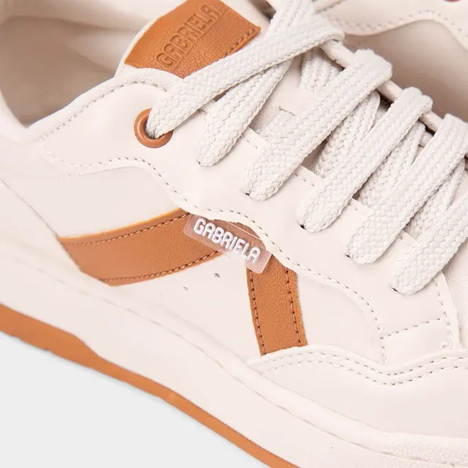 Tênis Casual Feminino Gabriela Recorte Estilizado Off White & Caramelo