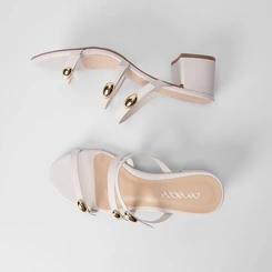 Tamanco Penélope Salto Grosso Tiras Slim Enfeite Bold Off White
