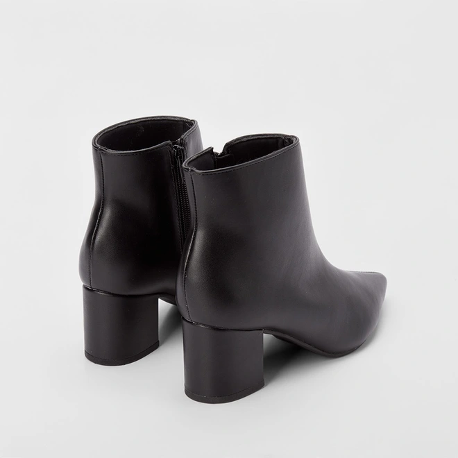 Ankle Boot Gabriela Salto Médio Bico Fino Preto