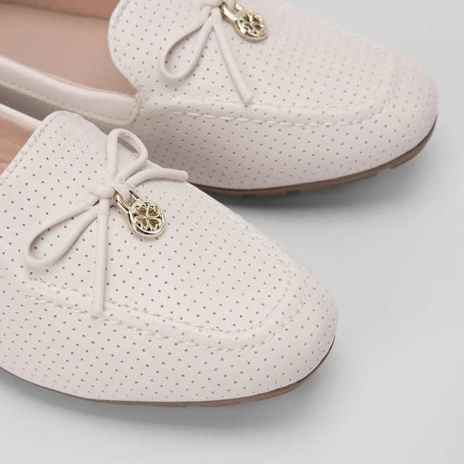 Mocassim Sua Cia Detalhe Perfuros Off White