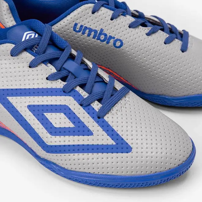 Chuteira Futsal Umbro Force Detalhe Perfuros Cinza
