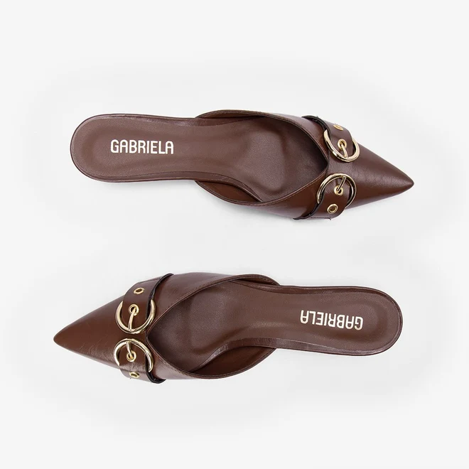 Mule Gabriela Decote Fivelas Marrom