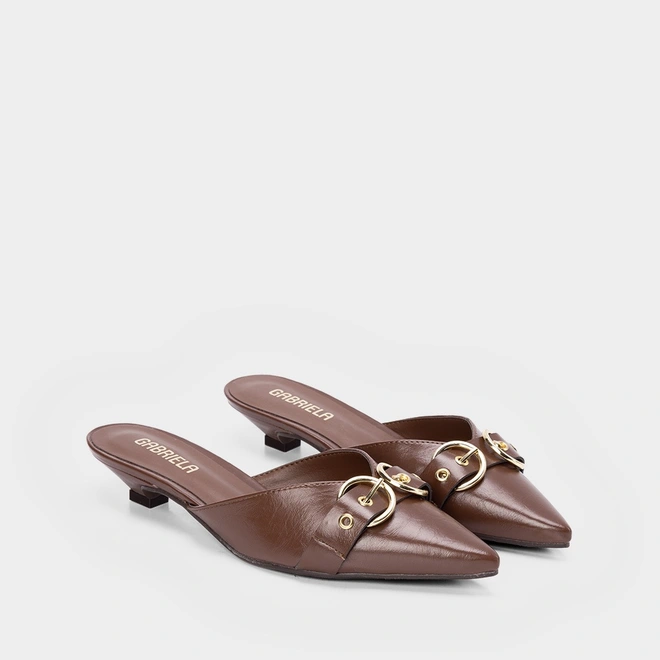 Mule Gabriela Decote Fivelas Marrom