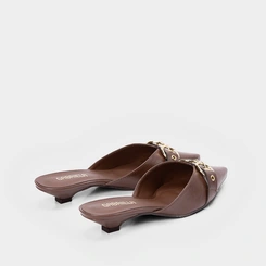 Mule Gabriela Decote Fivelas Marrom