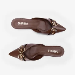 Mule Gabriela Decote Fivelas Marrom