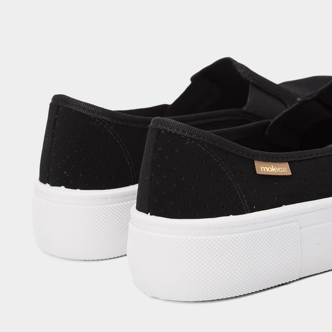 Slip On Feminino Moleca Calce Fácil Detalhe Perfuros Preto