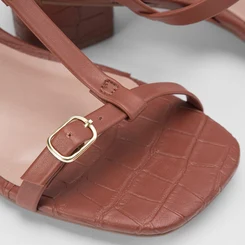 Sandália Penélope Salto Médio Slim Crocô Caramelo