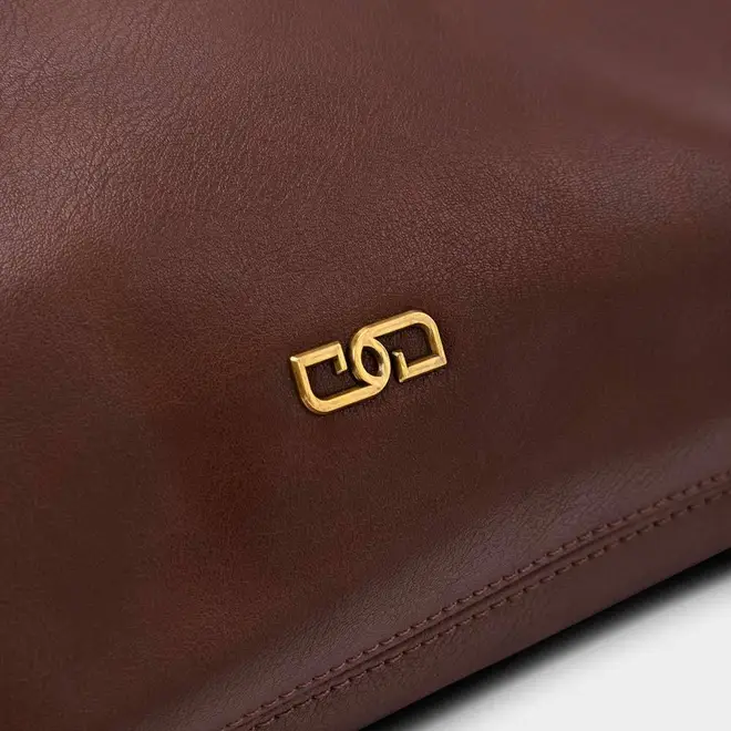 Bolsa Soft Gabriela Detalhe Ilhós & Amarração Marrom