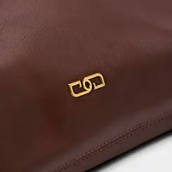 Bolsa Soft Gabriela Detalhe Ilhós & Amarração Marrom