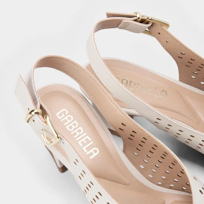 Scarpin Slingback Salto Médio Flare Perfuros Off White