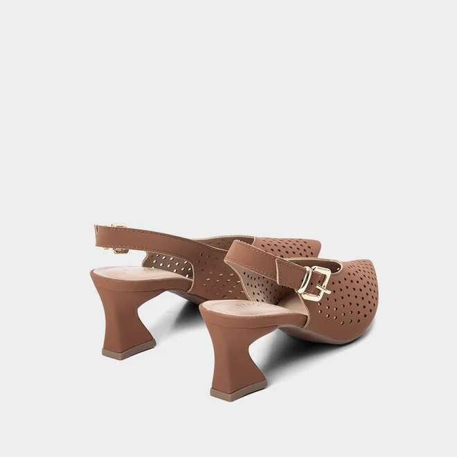Scarpin Slingback Salto Médio Flare Perfuros Caramelo