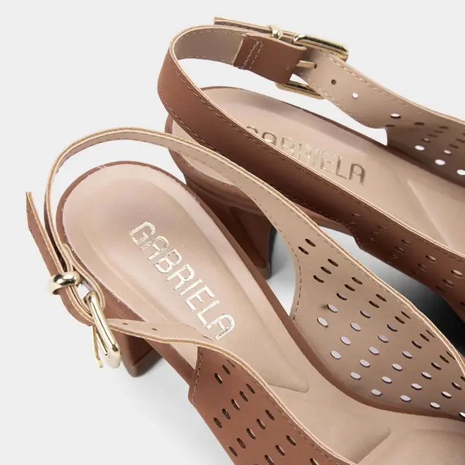 Scarpin Slingback Salto Médio Flare Perfuros Caramelo
