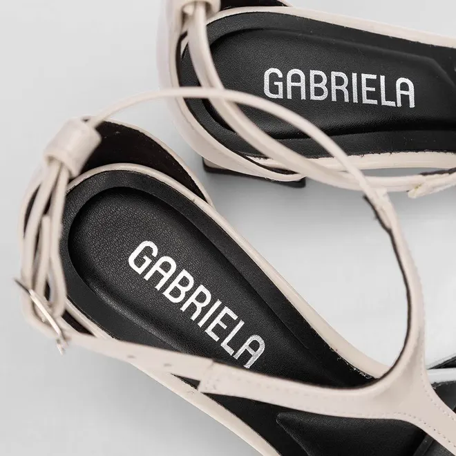 Scarpin Slingback Gabriela Salto Geométrico Médio Off-White