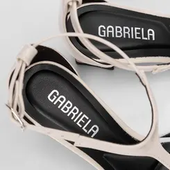 Scarpin Slingback Gabriela Salto Geométrico Médio Off-White