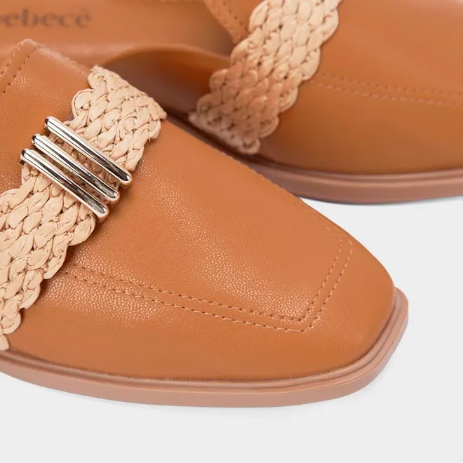 Mule Bebecê Detalhe Trama Ráfia Fivela Metal Caramelo
