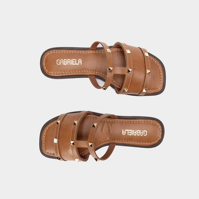 Rasteira Gabriela Detalhe em Tachas Caramelo