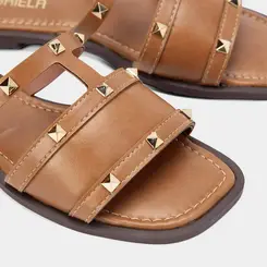 Rasteira Gabriela Detalhe em Tachas Caramelo