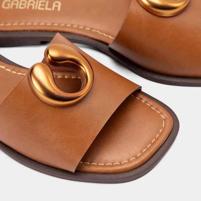 Rasteira Gabriela Bico Quadrado Enfeite Caramelo