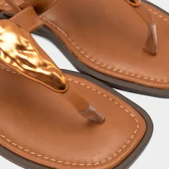 Sandália Rasteira Gabriela Tira Fina Detalhe Bold Caramelo