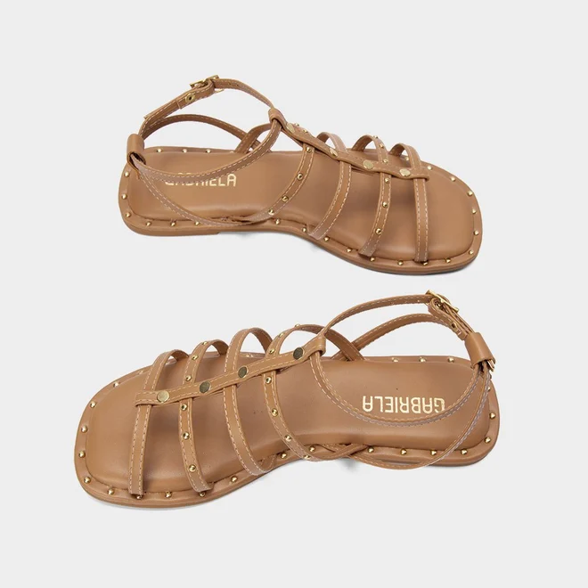 Sandália Rasteira Gabriela Multitiras Detalhe Tachas Marrom