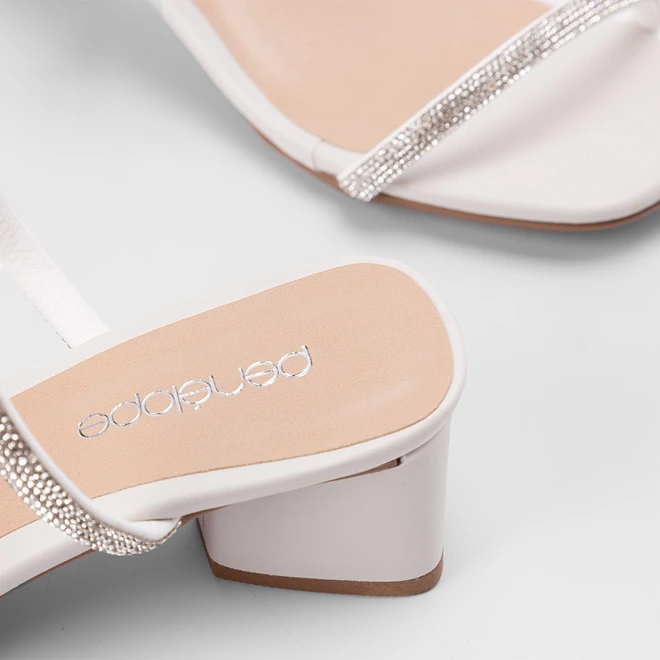 Tamanco Feminino Penélope Salto Geométrico Tiras Strass Off White