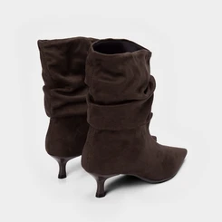 Ankle Boot Gabriela Salto Médio Drapeado Slouchy Marrom