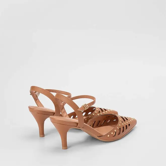 Scarpin Feminino Gabriela Salto Fino Médio Perfuros Detalhe Tachas Caramelo