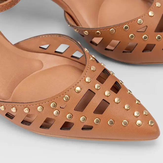 Scarpin Feminino Gabriela Salto Fino Médio Perfuros Detalhe Tachas Caramelo