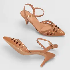 Scarpin Feminino Gabriela Salto Fino Médio Perfuros Detalhe Tachas Caramelo