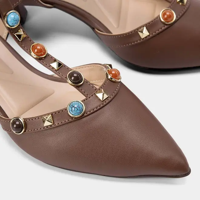Scarpin Slingback Gabriela Salto Taça Tachas & Pedrarias Marrom