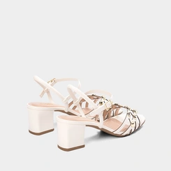 Sandália Salto Médio Bloco Gabriela Tachas Metalizadas Off White