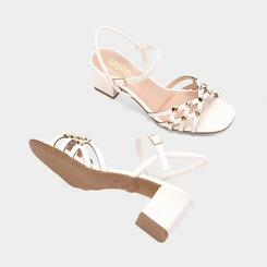 Sandália Salto Médio Bloco Gabriela Tachas Metalizadas Off White