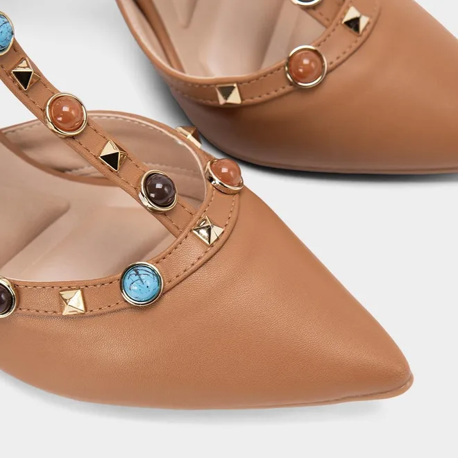 Scarpin Slingback Gabriela Salto Fino Tachas & Pedrarias Marrom