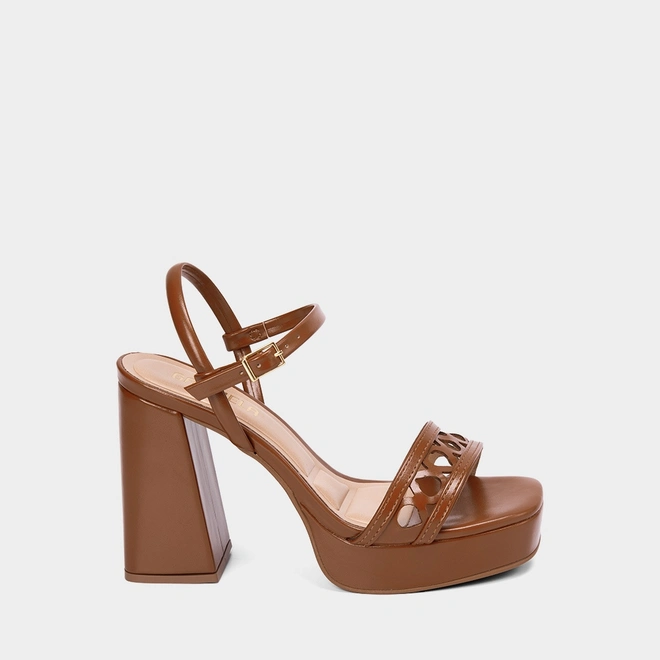 Mary　151  Sandália Gabriela Meia Pata Tira Com Recortes Caramelo