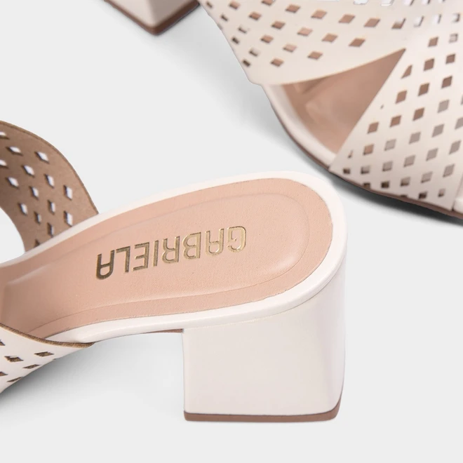 Tamanco Feminino Gabriela Salto Bloco Perfuros Off White