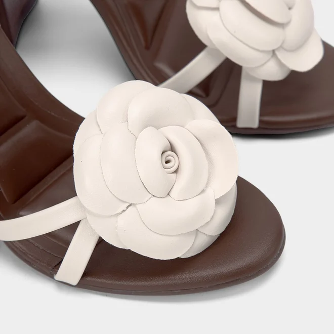 Sandália Salto Grosso Alto Gabriela Flor Off White & Marrom